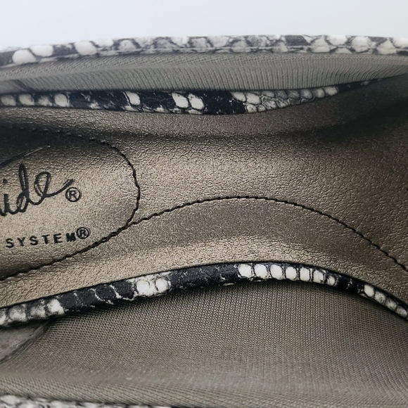 Life Stride Snakeskin Patterned Women's Heels - Picture 8 of 10